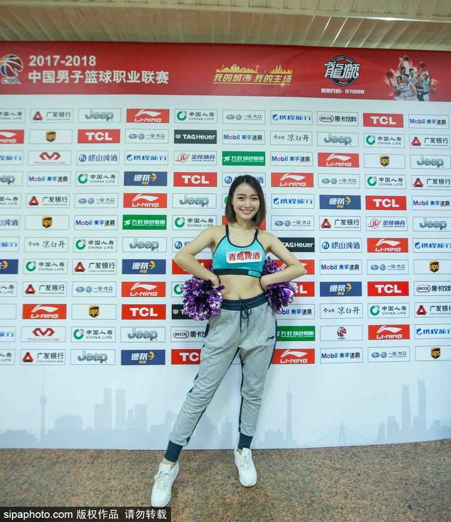 揭秘赛场边的活力风景线 探访龙狮篮球宝贝的台前幕后 特写镜头下,一位宝贝正在仔细地为自己贴上假睫毛,桌上散落着各式化妆刷和彩盘,专注的神情透露出她对这份工作的尊重与热爱。