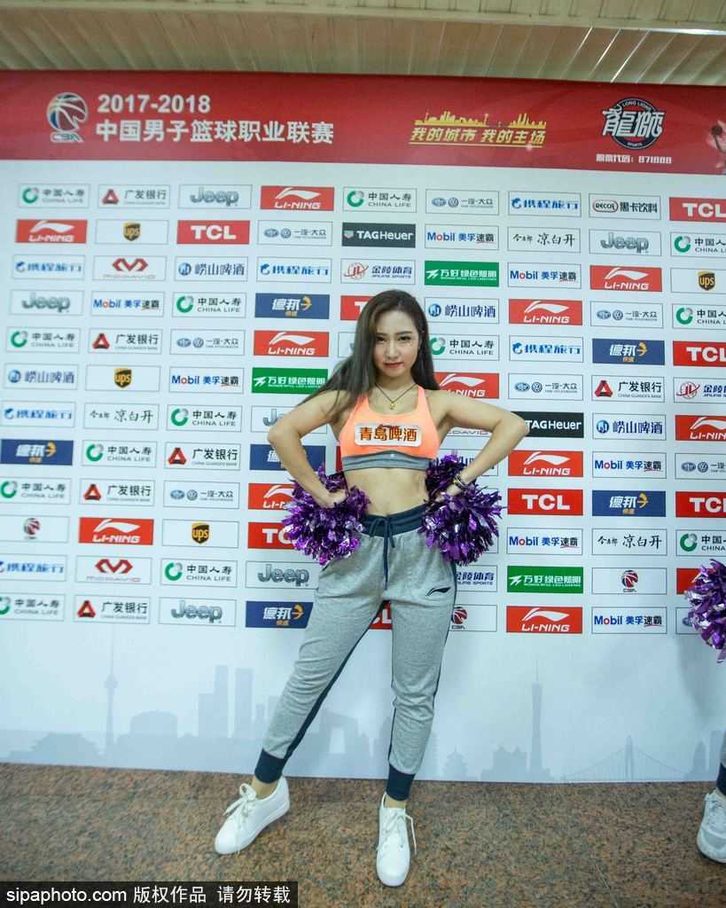 揭秘赛场边的活力风景线 探访龙狮篮球宝贝的台前幕后 更衣室的一角,两名队员趁着上场前的间隙,最后一遍复习着稍后要表演的舞蹈动作,即使只是热身,她们的脸上也洋溢着自信的微笑。