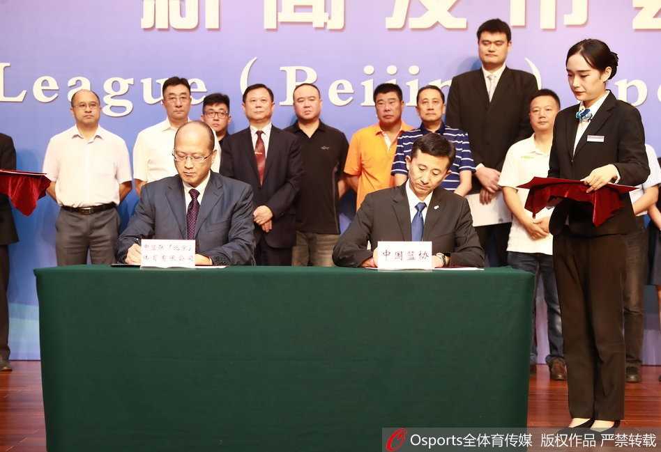 姚明在台下与其他嘉宾交流时，双手交叉惬意地搭在椅背上，嘴角的笑意难掩他对联赛未来商务开发与品牌价值提升的乐观预期。