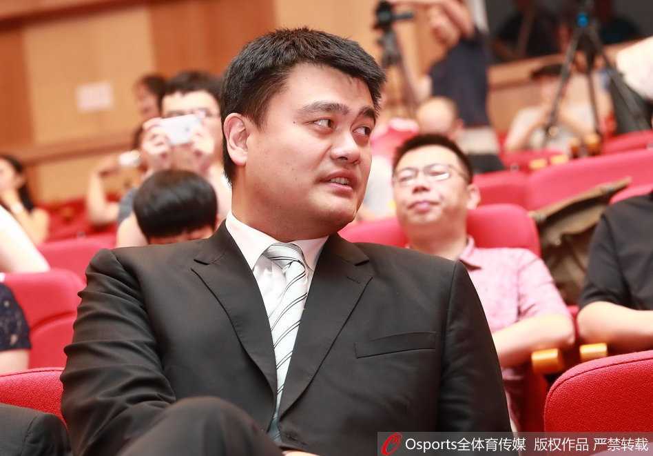 面对台下众多嘉宾和媒体，姚明发言时目光如炬，举手投足间尽显从容，他用标志性的微笑传递着对新赛季改革落地的十足信心。