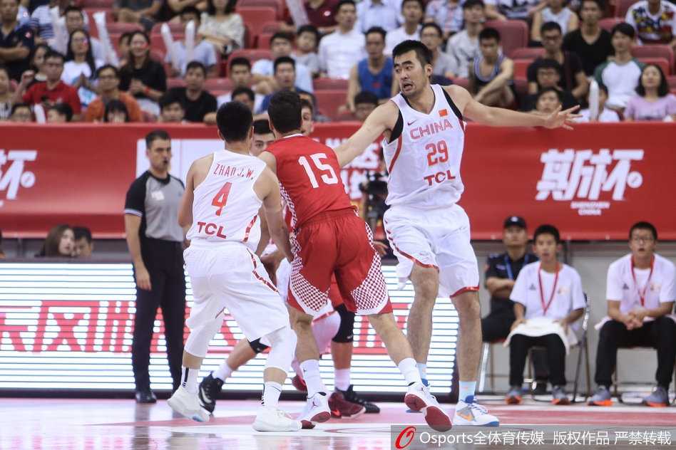 赵继伟面对高大的防守者，冷静地指挥队友跑位，眼神犀利，他灵动的组织是球队下半场追分的发动机。