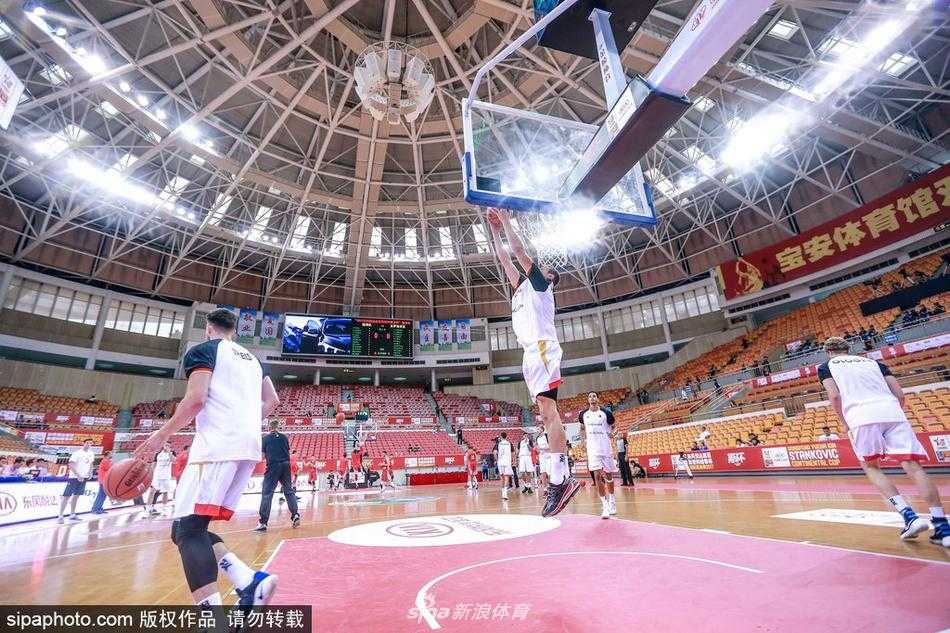 赛场上德国队员持球突破，面对克罗地亚防守球员的贴身紧逼，他的眼神中透露出坚决与无畏