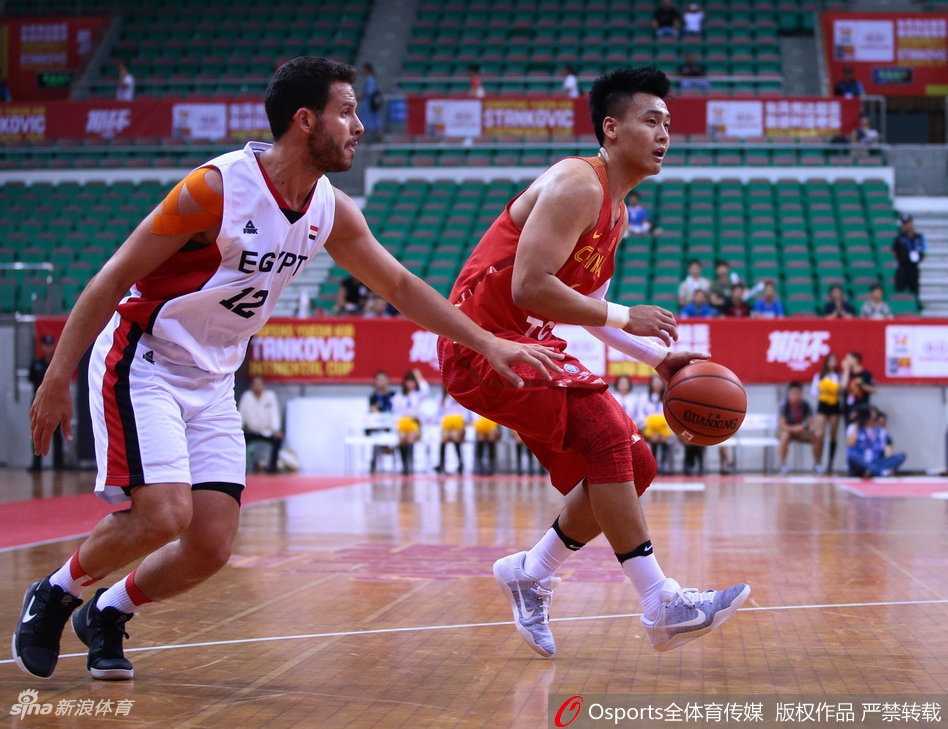赵继伟面对防守球员突然启动加速，用节奏变化撕开埃及队防线，果断起跳完成一次高难度的突破上篮