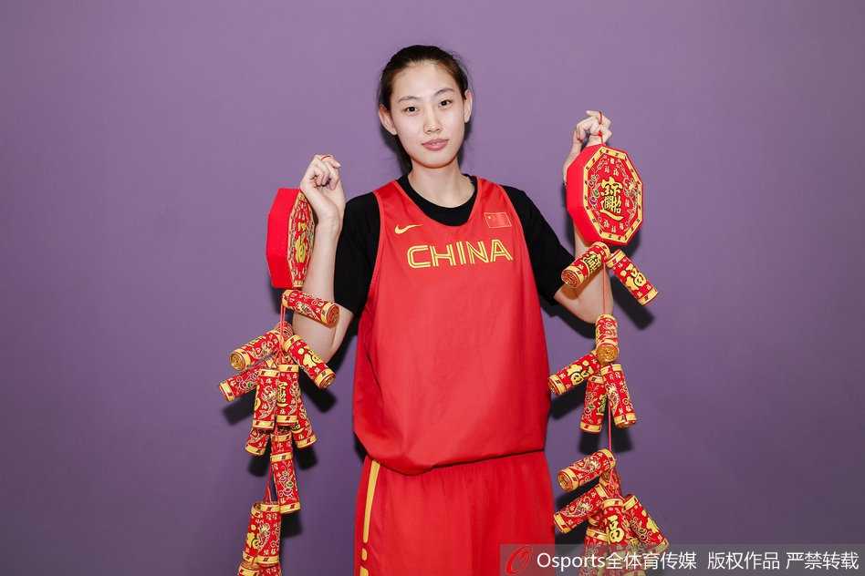 几位队员正在展示自己写的毛笔字，虽然笔触略显生涩，但‘必胜’二字却力透纸背，表达了她们对即将到来的比赛的决心和信念。