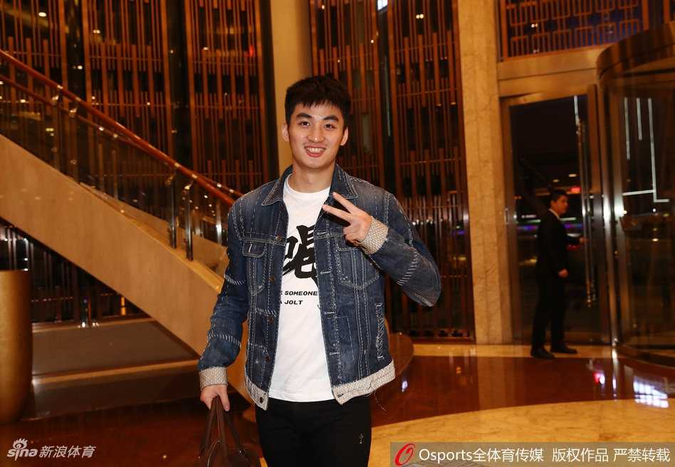 新春集结号:男篮蓝队东莞蓄力,剑指世预赛狭路相逢 主教练杜锋被热情的球迷围住,他面带微笑耐心签名,但眉宇间仿佛已经在勾勒两天后对阵新西兰的战术蓝图。