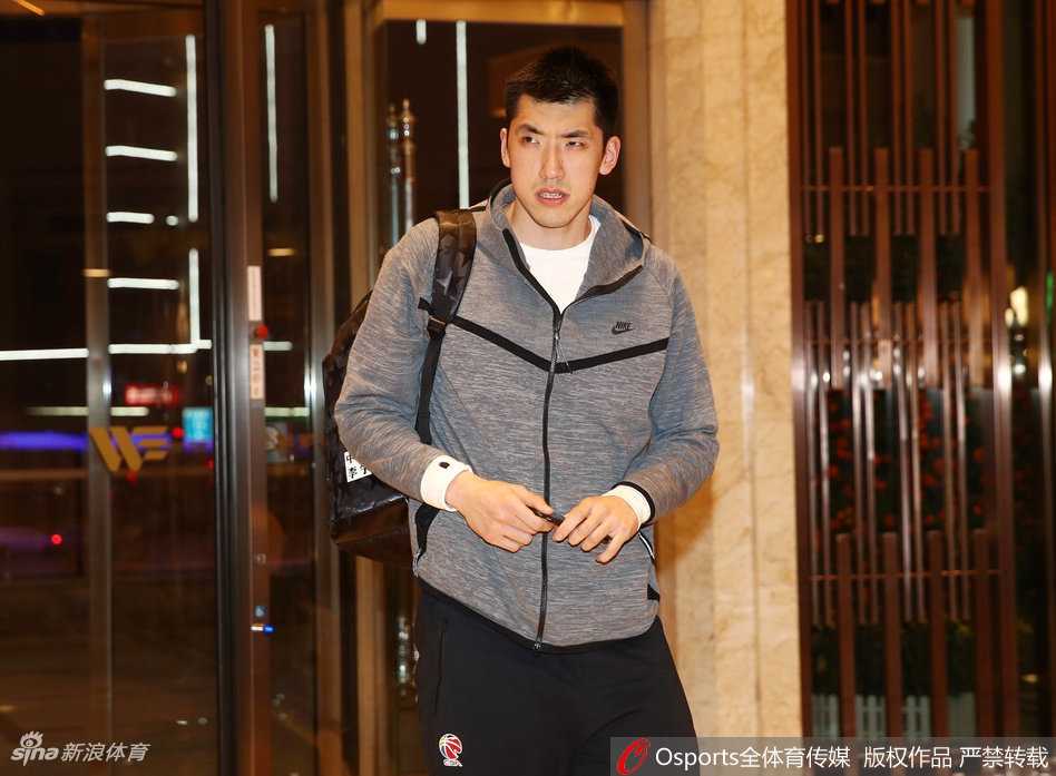 新春集结号:男篮蓝队东莞蓄力,剑指世预赛狭路相逢 在酒店大堂,易建联低头快步走过,手中的行李袋装着的不仅是装备,更是作为核心球员沉甸甸的责任与担当。