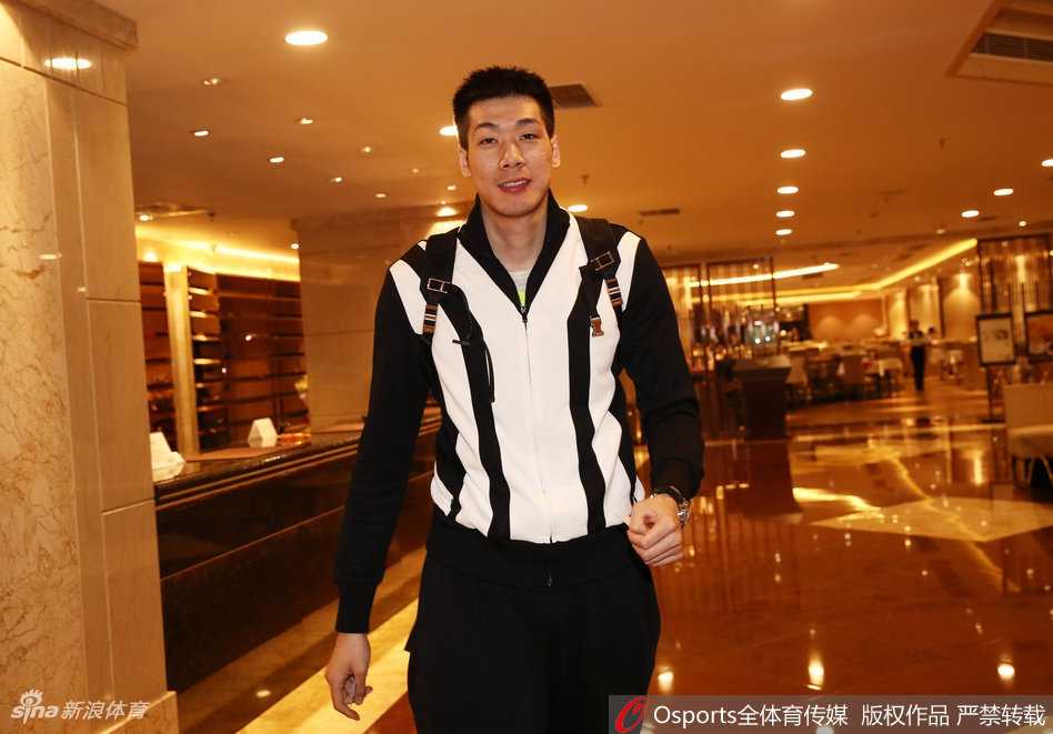 新春集结号:男篮蓝队东莞蓄力,剑指世预赛狭路相逢 训练馆里,“大魔王”胡金秋正在进行拉伸训练,年轻的身影透着一股初生牛犊不怕虎的锐气,期待在国际赛场证明自己。