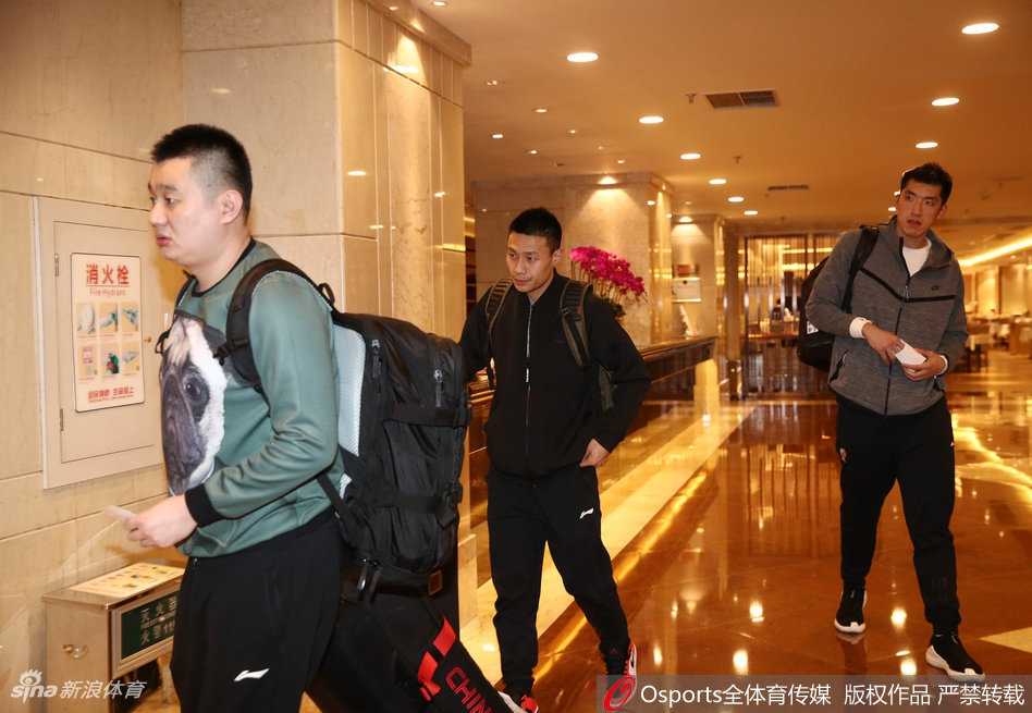 新春集结号:男篮蓝队东莞蓄力,剑指世预赛狭路相逢 东莞的清晨带着些许寒意,但男篮蓝队的将士们一个个推着行李箱走出机场,脸上写满了坚毅与即将投入战斗的渴望。