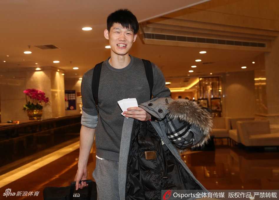 新春集结号:男篮蓝队东莞蓄力,剑指世预赛狭路相逢 夜色降临,球馆的灯光依旧通明,李根在加练三分投篮,篮球划过完美的弧线穿过篮网,仿佛预示着比赛中剑已出鞘的锋芒。