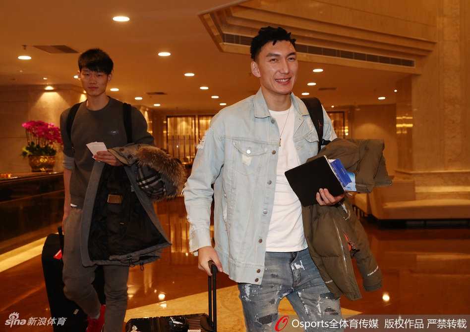 新春集结号:男篮蓝队东莞蓄力,剑指世预赛狭路相逢 郭艾伦在体能教练的指导下进行核心力量训练,汗珠顺着脸颊滑落,这位球队的大脑正在为梳理进攻做最后的准备。