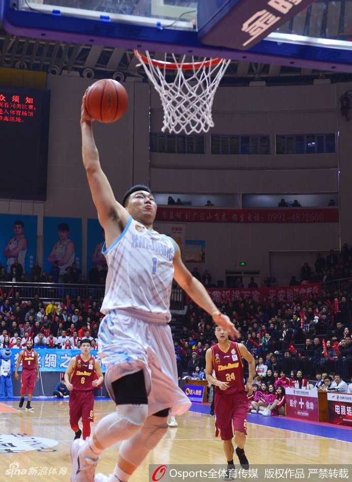 红山体育馆内灯火通明，主场球迷们身穿白色助威服，仿佛一片白色的海洋，他们挥舞着双臂，为新疆队每一次进攻呐喊助威。