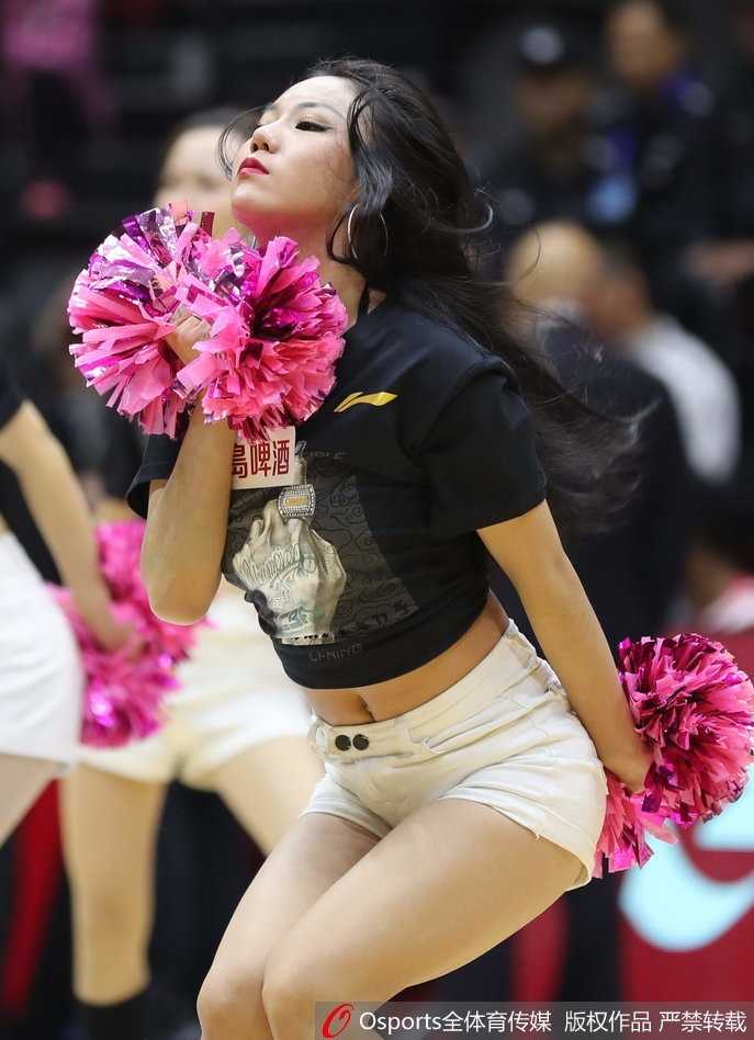 新疆主场惊现西域风华 异域之美点燃冬日激情 在热闹的主场环境中,一位戴着头巾的新疆美女目光如炬,静静地看着赛场,她的美丽中透着一股沉静的力量,与周围的喧嚣形成微妙对比。