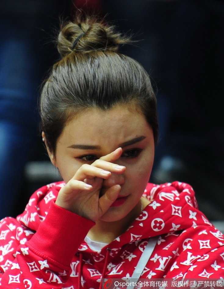 新疆主场惜败辽宁 李根爱妻泪洒赛场 终场哨响的那一刻,李根难掩失落,他弯腰扶膝不愿起身,球衣已被汗水浸透