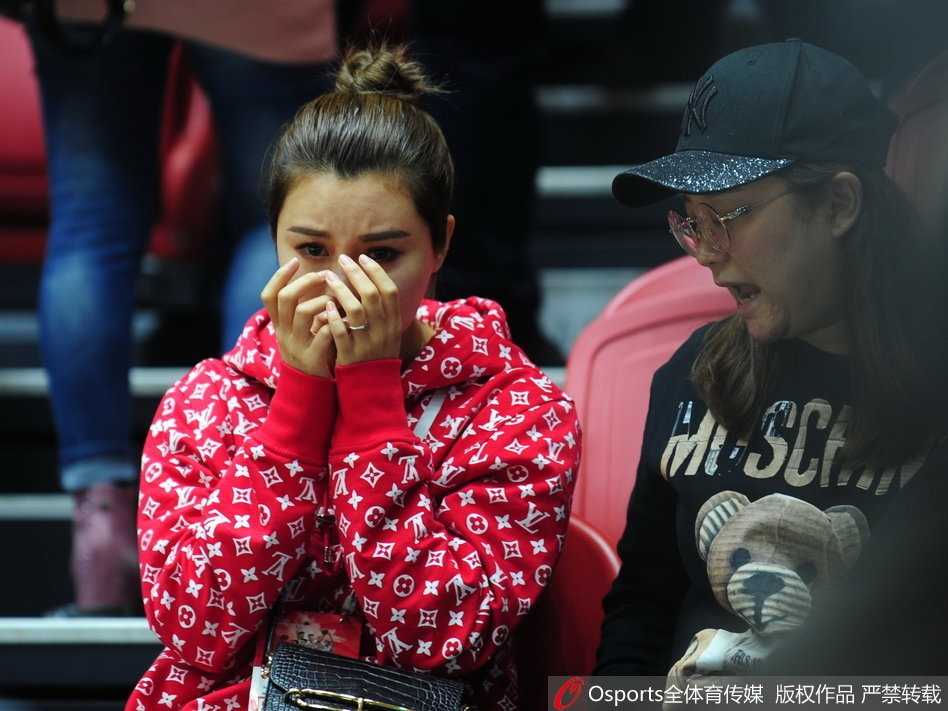 新疆主场惜败辽宁 李根爱妻泪洒赛场 眼看分差越拉越大,场边的李根神情严峻,他紧咬球衣领口,心中燃起了反攻的火焰