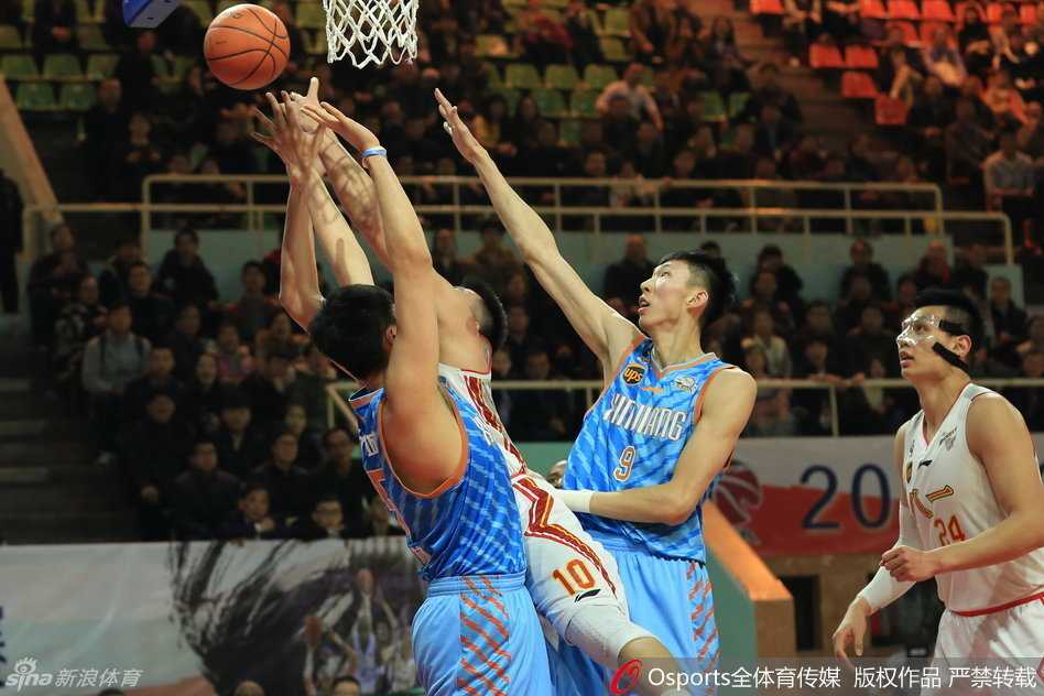 新疆客场力克八一取关键胜,亚当斯周琦闪耀全场 许钟豪奋力卡位抢板,肌肉紧绷全力争抢,王子瑞在一旁观望等待反击机会