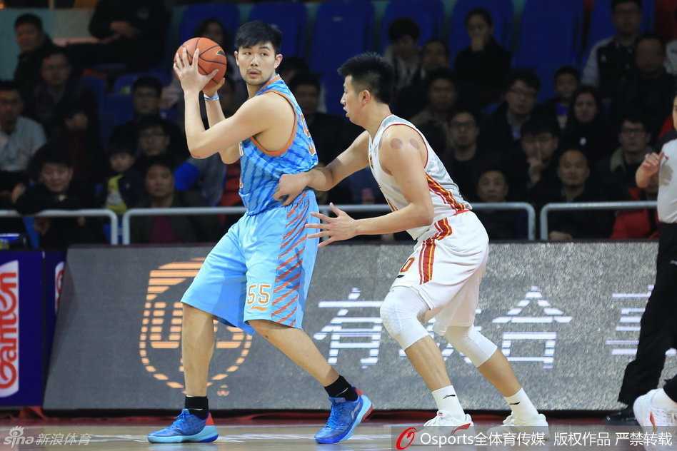 新疆客场力克八一取关键胜,亚当斯周琦闪耀全场 布拉奇篮下强打得手,八一队员望球兴叹,内线优势一览无余