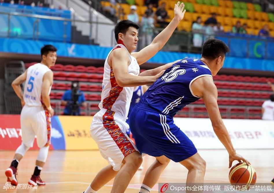 新疆广汇破釜沉舟击退北京首钢,全运会创历史首闯四强 北京队核心方硕在三分线外干拔跳投,防守球员飞身封盖,球在空中划出一道优美的弧线,这一瞬间凝聚了全场目光。