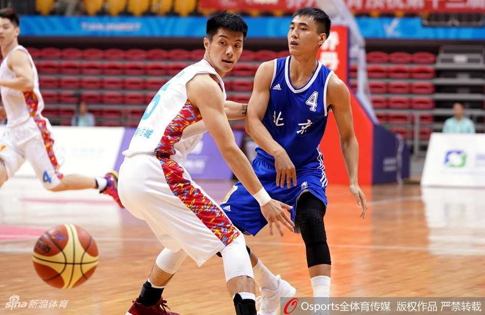 新疆广汇破釜沉舟击退北京首钢,全运会创历史首闯四强 新疆队球员阿不都沙拉木在对抗中高高跃起,单手托举篮球挑篮,眼神里透着年轻人特有的锐气和坚定。