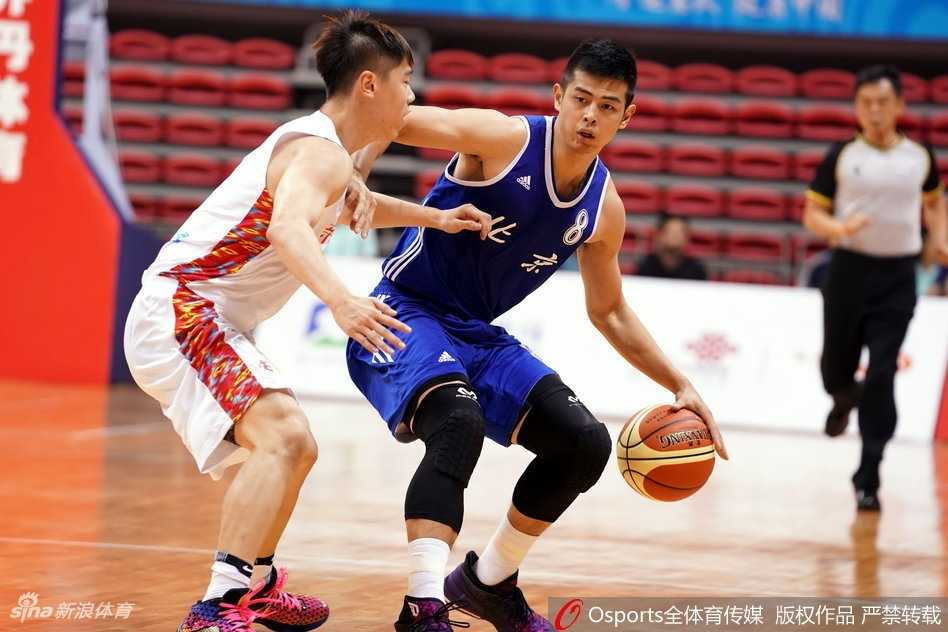 新疆广汇破釜沉舟击退北京首钢,全运会创历史首闯四强 终场哨响,新疆队员紧紧相拥庆祝晋级,背景是落寞的北京队球员,这一瞬间的悲喜对比定格了全运会篮球的残酷与魅力。