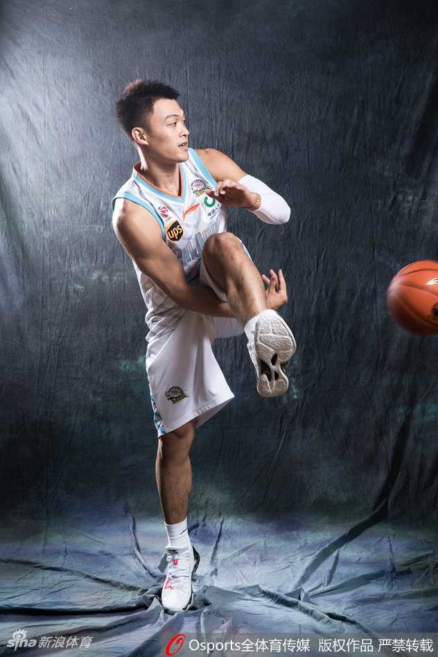 亚当斯单手抓球，面带微笑望向远方，仿佛在凝视着新赛季卫冕之路上的每一个对手与每一场胜利。