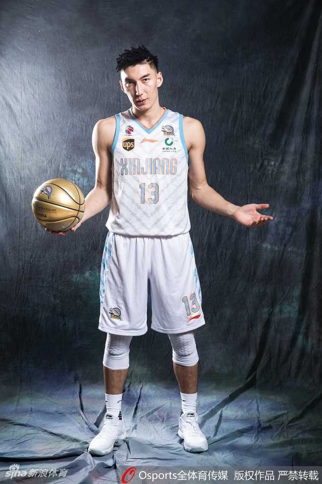 李根展露标志性的“焦作勒布朗”式强壮身姿，在镜头前轻松微笑，他是替补席上随时可以引爆全场的微波炉。
