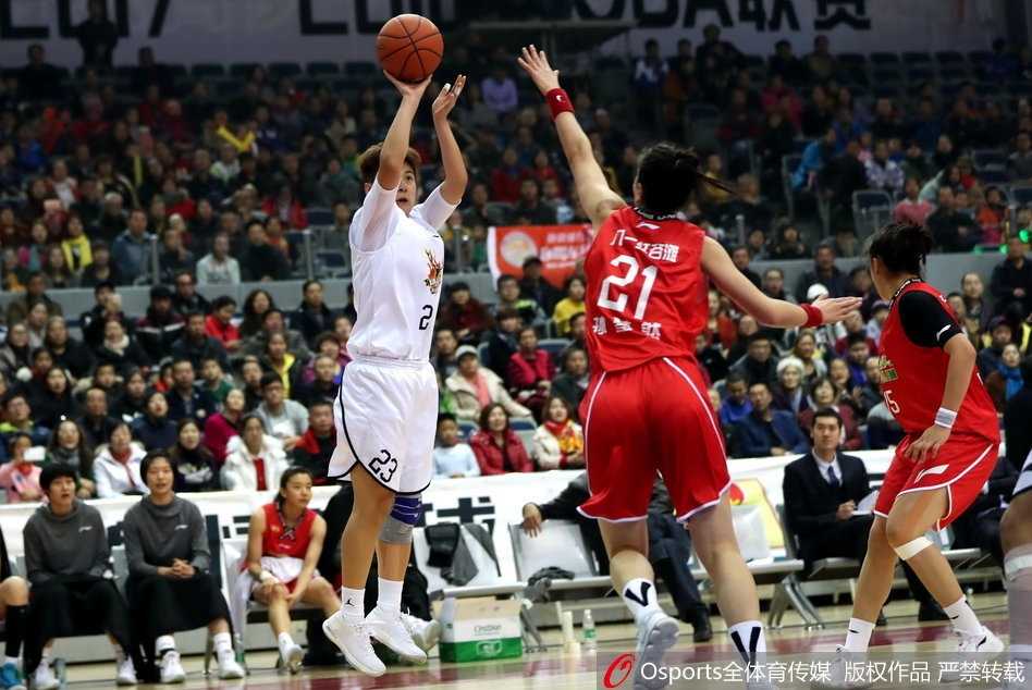 新疆队黄品蓁在对抗后失去平衡的瞬间依然将球稳稳放入篮筐