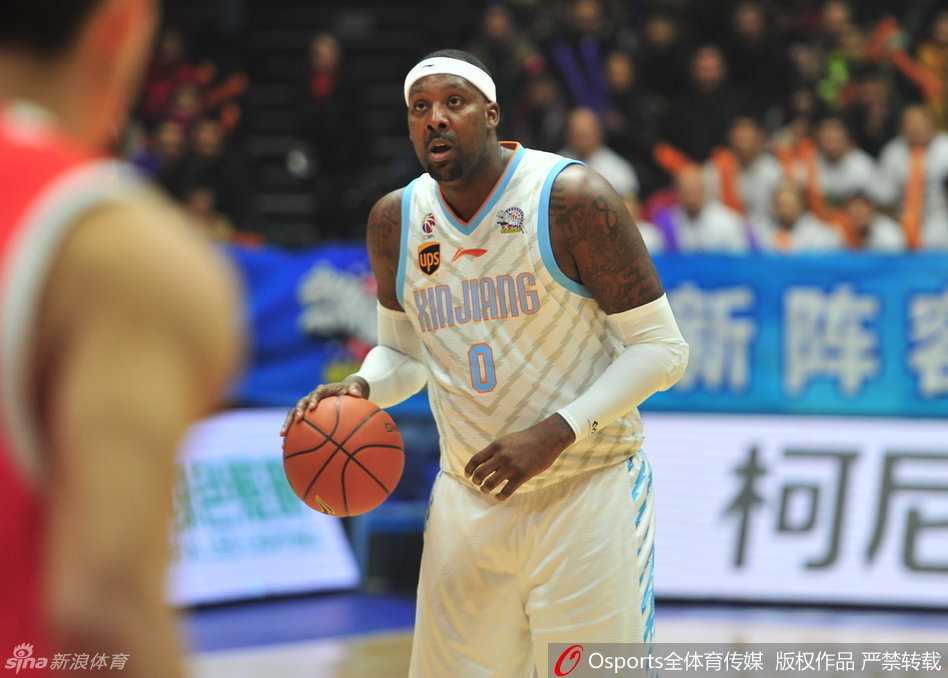 新疆男篮巅峰之路:飞虎精神与总冠军的荣耀时刻 李根张开双臂全力贴防对手,肌肉碰撞的激烈感仿佛要溢出屏幕