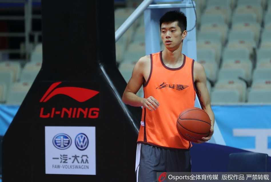 汗水顺着西热力江的脸颊滑落，但他的目光依然坚毅如铁，他不停地在三分线外各个位置接球投篮，仿佛要将篮筐射穿。