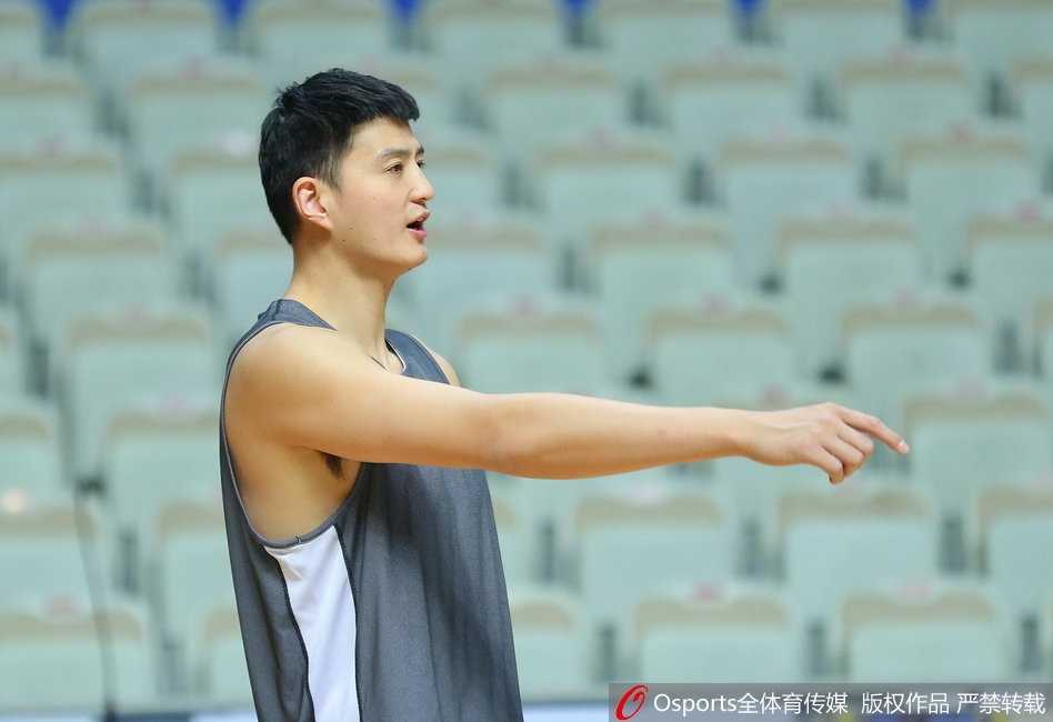 训练结束，西热力江没有立刻离开，而是站在场上回顾着刚才的投篮动作，那份对细节的极致追求，正是他能从新疆走向全国的秘诀。