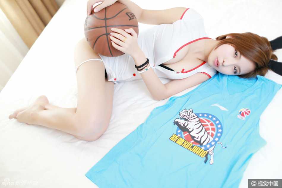 从动感十足的舞蹈到静态的写真拍摄，篮球宝贝们用青春的活力感染着每一位支持新疆男篮的球迷。