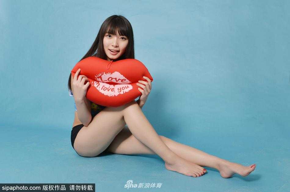 站姿随性却气场十足，宝贝双手插兜，牛仔短裤下白皙笔直的双腿一览无余，整体造型兼具时尚感与青春气息。