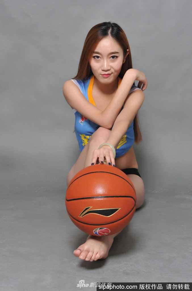 中场休息时，全体啦啦宝贝在场地中央进行集体表演，她们动作整齐划一，充满力量感，大范围的动作编排让看台上的观众无论从哪个角度都能欣赏到她们充满活力的舞姿。