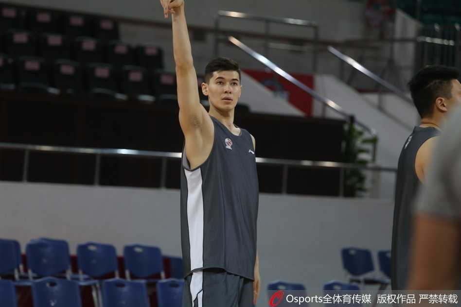 热聊间隙，西热力江伸出手臂指向场内，似乎在与崔指导交流场上的某个跑位细节，崔万军顺着他手指的方向望去，眉头微蹙陷入思考。