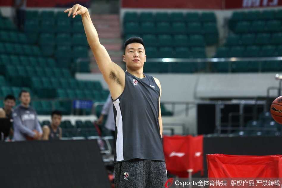 交谈结束，西热力江拍了拍手准备重新投入到训练中去，离开前回头望向崔指导，眼神坚定；崔万军双手抱胸，点头示意，仿佛在说“去吧，就像我们当年那样去战斗”。