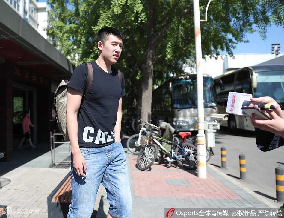 付豪身披红色战袍亮相报到现场，这位八一队的内线新星面带微笑，即将在更高舞台上磨砺自己的梦幻脚步