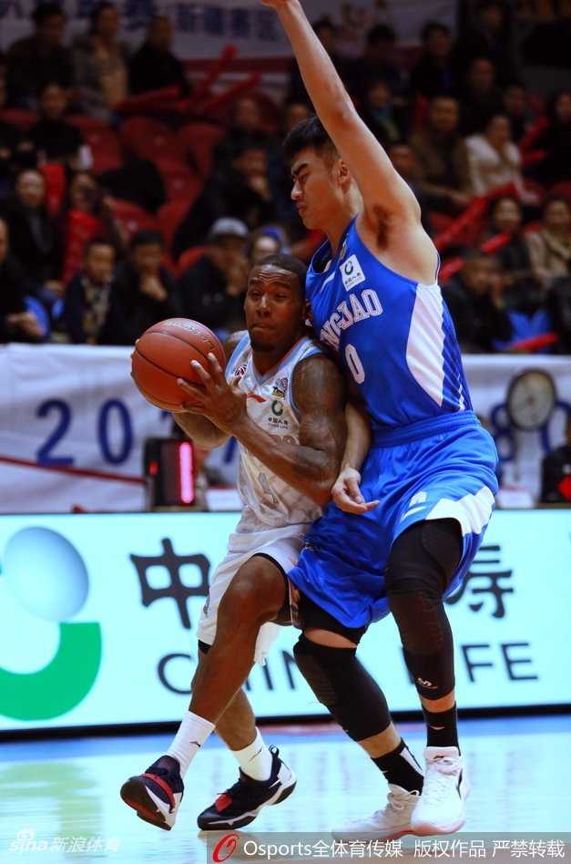 新疆飞虎主场下起“三分雨”,强势浇灭青岛男篮取连胜 青岛队外援吉布森在严防死守下强行突破,虽然身姿矫健,却难敌新疆队编织的铜墙铁壁。