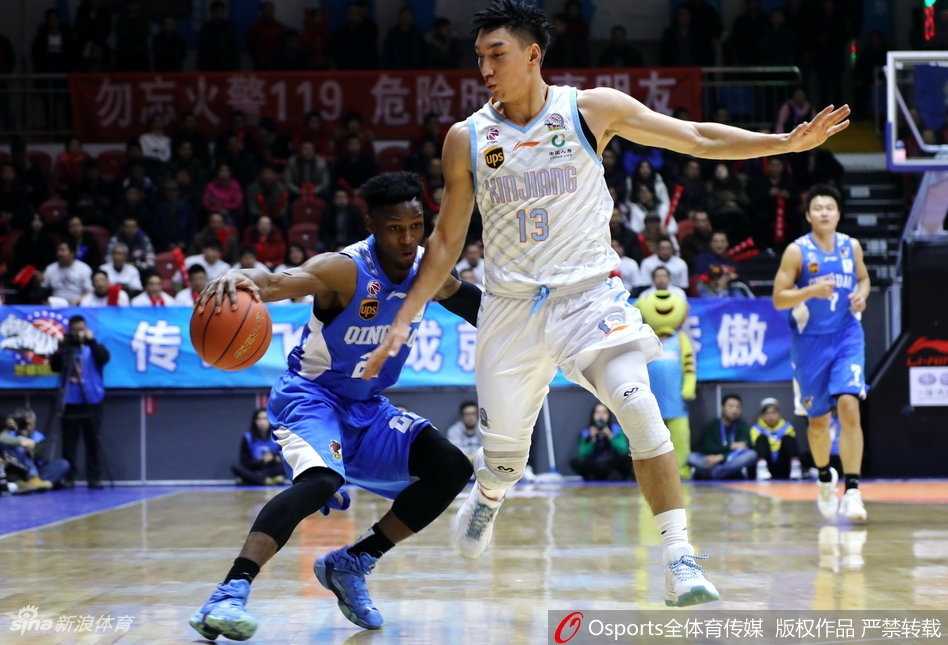 新疆飞虎主场下起“三分雨”,强势浇灭青岛男篮取连胜 新疆队教练席前,主帅正胸有成竹地布置战术,而身后看台上的一片红色海洋,是球队最坚实的后盾。