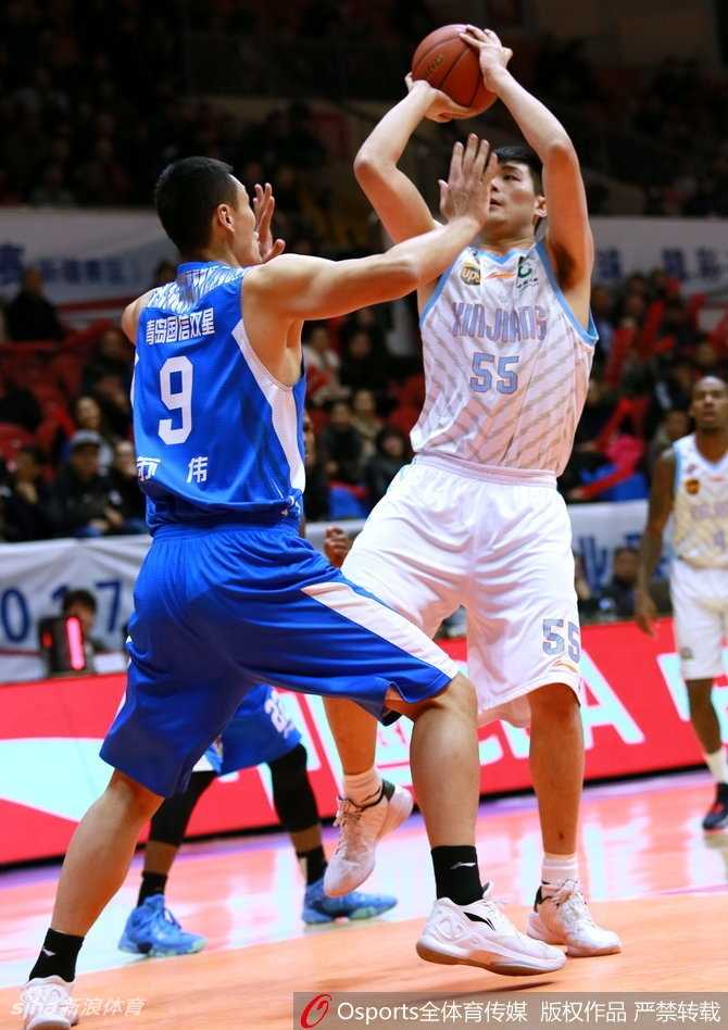 新疆飞虎主场下起“三分雨”,强势浇灭青岛男篮取连胜 可兰白克·马坎在三分线外张弓搭箭,眼神坚毅,皮球划过一道彩虹般的弧线,稳稳坠入网窝。