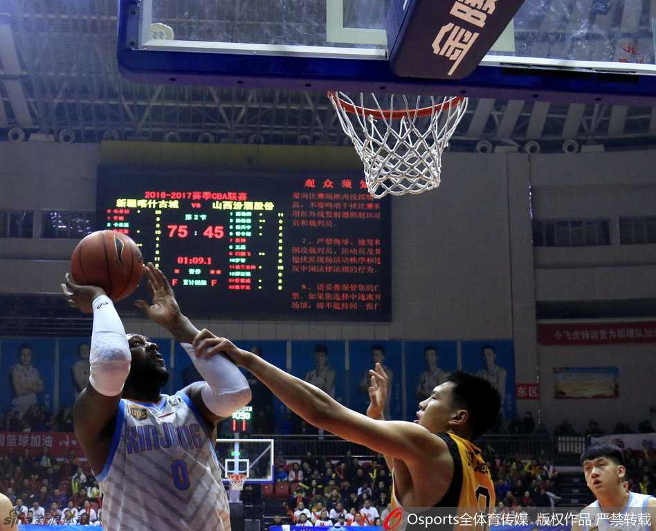 电光火石间一记底线妙传，如手术刀般精准切开对手心脏，瞬间点燃快攻烽火。