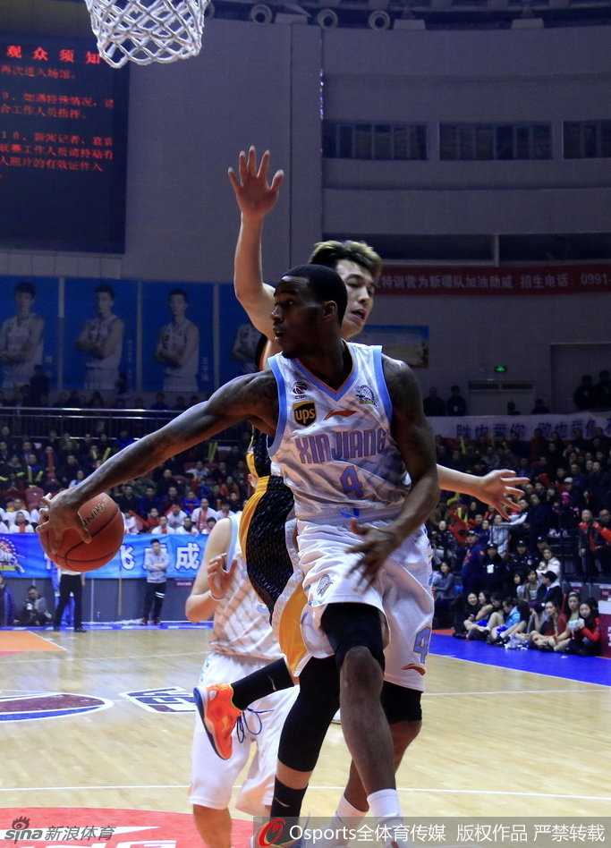 曾令旭脚踏风火轮，飞身上篮如流星赶月，清华学霸用球技书写飘逸诗篇。