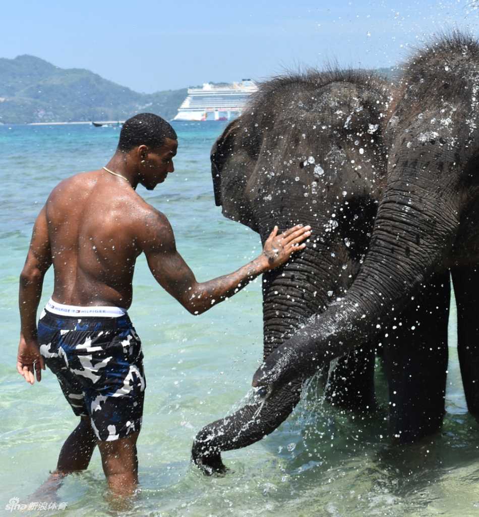 亚当斯与同行友人合影留念，他面带微笑，姿态放松，彼此间的互动透露出旅途中的愉悦心情，展现了这位球场硬汉私下随和的一面。