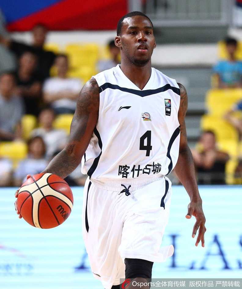 新疆小将阿不都沙拉木面对比自己高大许多的布拉，毫无惧色地起跳封盖，展现了年轻球员的拼劲和勇气。