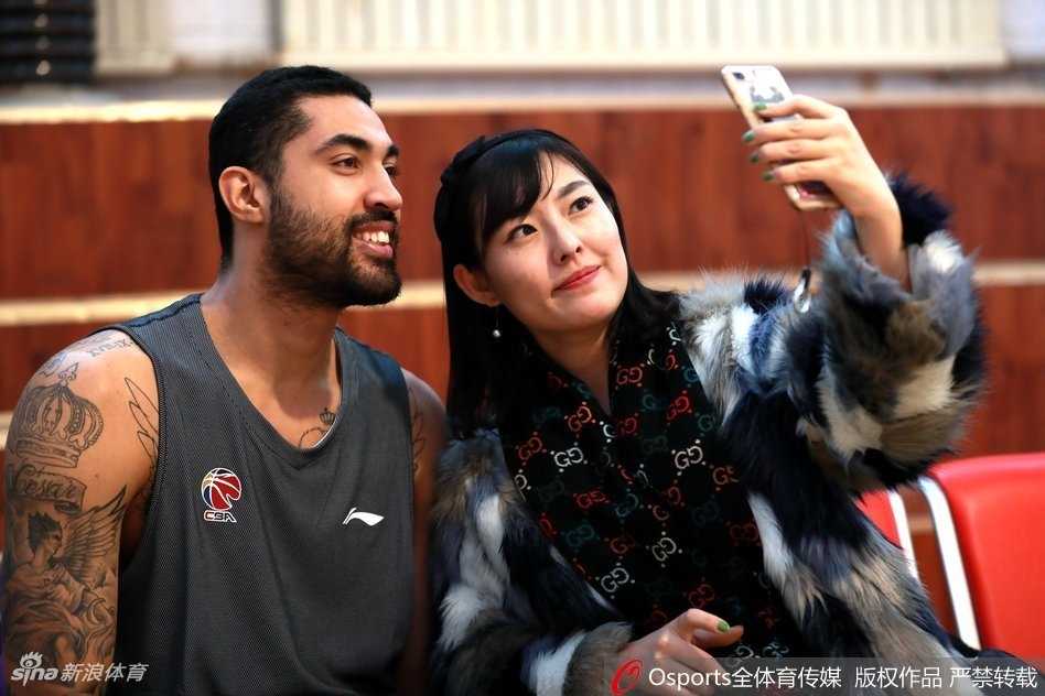 训练场上的利马展现出十足的活力，在进行对抗训练时高高跃起，手臂肌肉线条分明，仿佛一只展翅的雄鹰，准备在禁区内遮天蔽日。