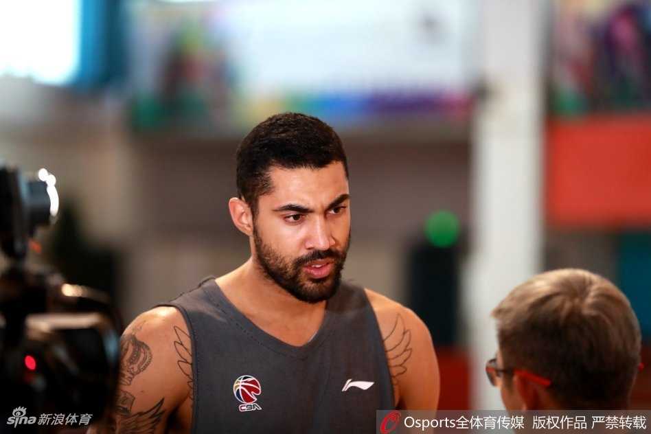 利马在训练师的协助下进行赛前拉伸，神情专注而认真。他全身的肌肉紧绷，每一寸线条都诉说着职业球员的自律，与当时体型发福的布拉切形成了鲜明对比。