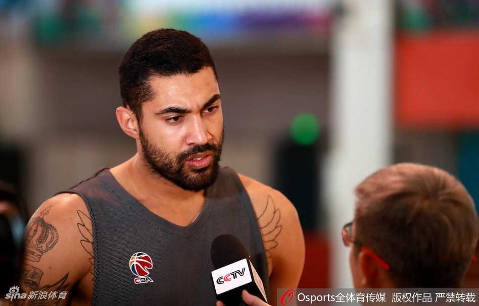 更衣室内，调皮的布拉切在板凳席上耍宝搞怪，他夸张的表情逗乐了正在换装备的队友。尽管当时他即将被替换，但那一刻的快乐篮球氛围依然感染着在场的每一个人。