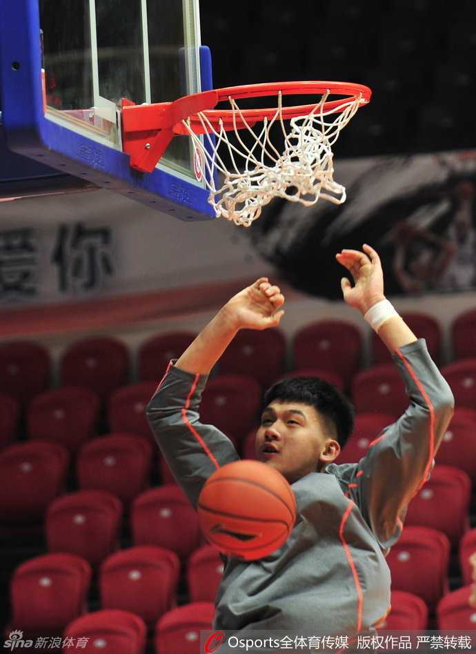 周琦在训练中与队友进行挡拆配合，高大的身影在篮下极具威慑力，他是新疆内防线的重要保障。