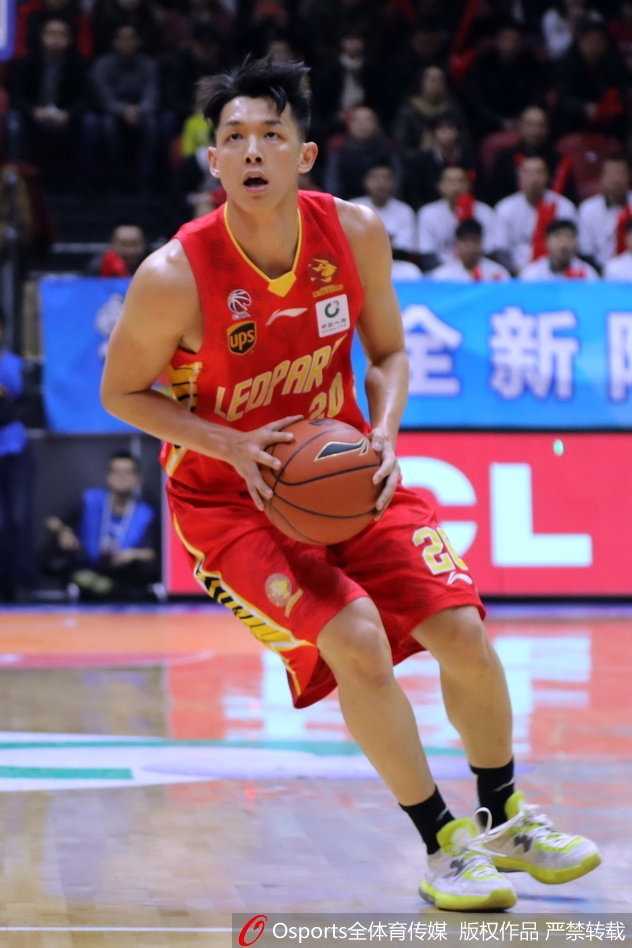 亚当斯在比赛最后时刻控球掌握时间，面对防守者显得从容不迫，胜利在望。