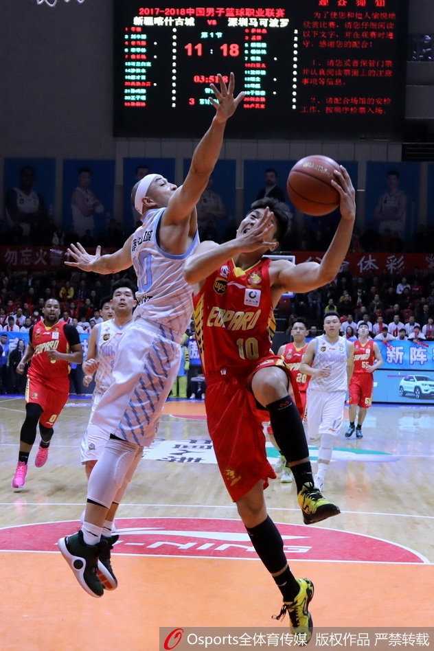 孙桐林在篮下强硬上篮，身体完全舒展开来，与防守球员发生激烈身体对抗。