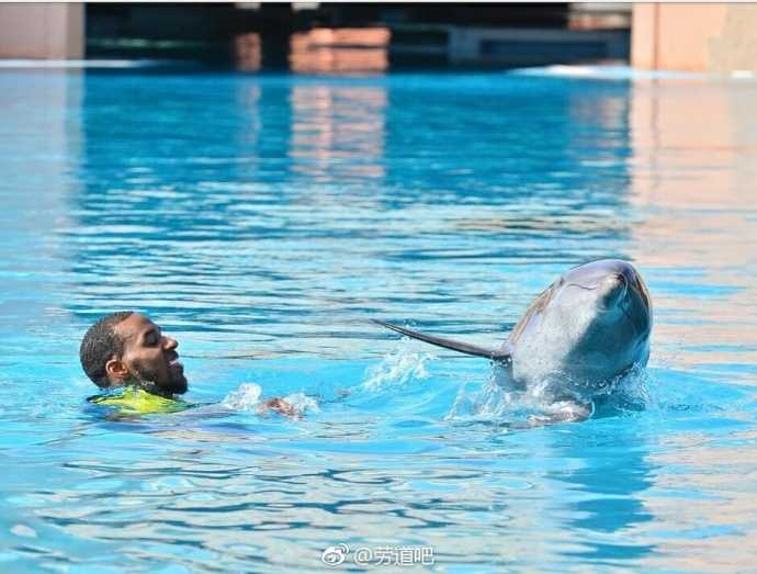 在这个属于他自己的休赛期里，亚当斯选择了最解压的放松方式，他与海豚在水中追逐嬉戏，溅起的水花映照着迪拜的蓝天。