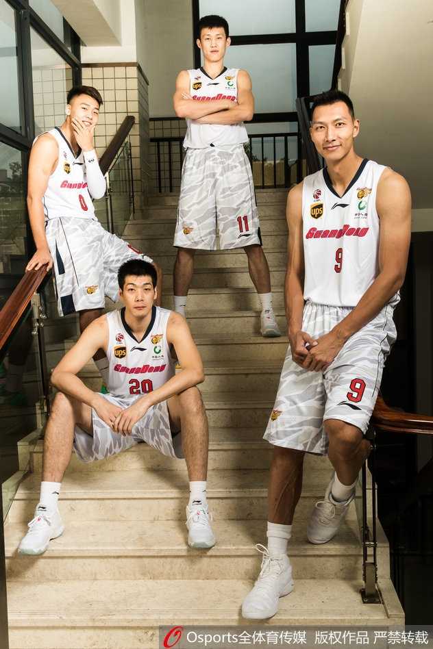 赵睿运球强行突破防守，肌肉碰撞中展现新生代后卫的劲爆身体素质